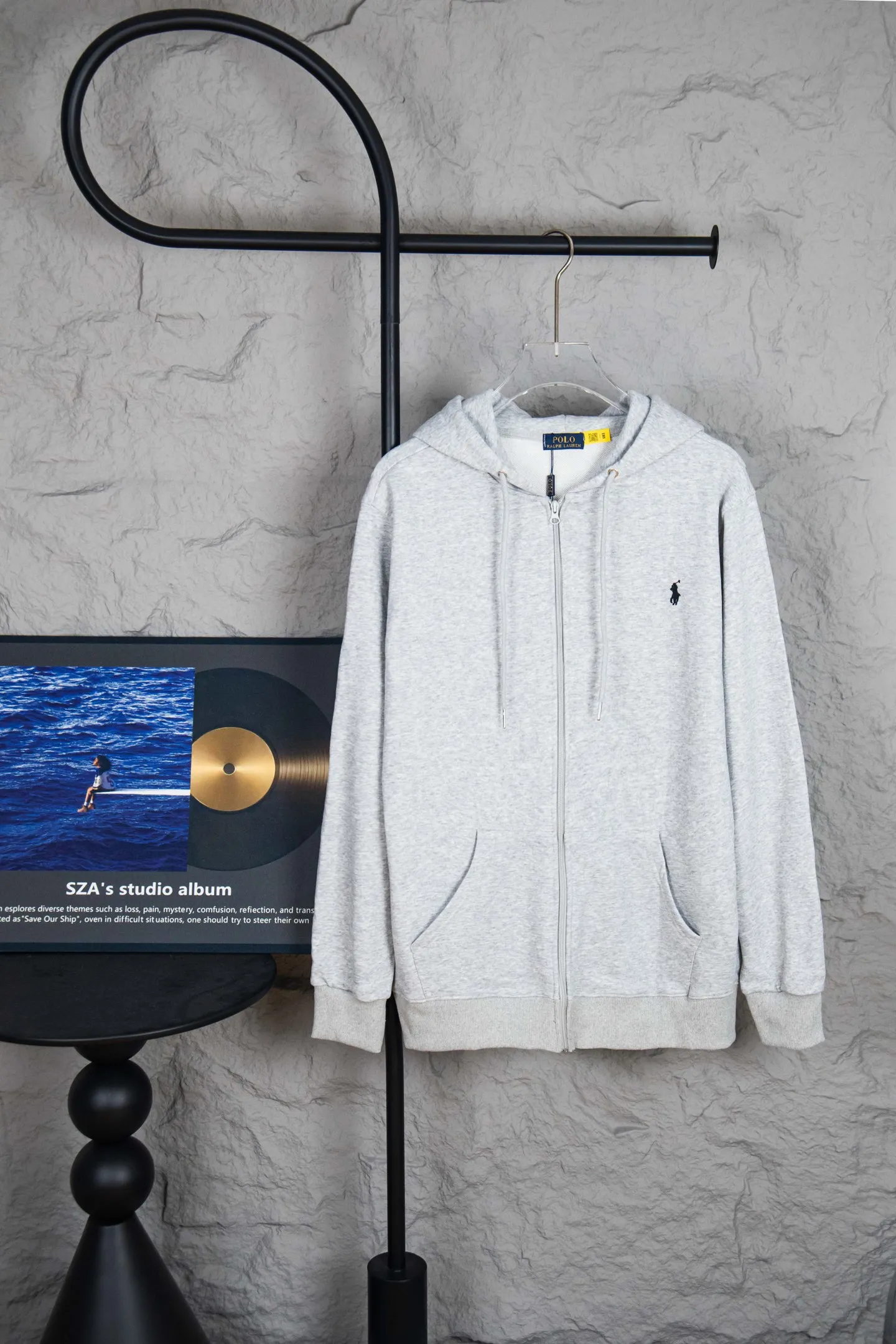 🅿️260 Style No.: M212 Ralph Lauren/Ralph Lauren pony embroidered zipper cardigan hooded sweatshirt. A sweatshirt for everyone in autumn and winter is here. You can wear it casually! ! This hooded sweatshirt is decorated with the simple style that represents Ralph Lauren and is paired with a pony embroidery pattern, which is three-dimensional and full! The solid color fabric paired with exquisite embroidery instantly sets it off! Hooded sports design, loose and casual fit! The overall texture is very strong! Through the pictures, we can feel the thickness and texture of custom-woven and dyed threads. The workmanship is exquisite. They are shipped from major foreign trade factories. They are all made by masters with many years of experience. Everything is of high standards and requirements! Simple and versatile model ~ Made of imported pique cotton fabric, which is super delicate and soft, close to the body without being tied. All fabrics and accessories are original custom-made and of high quality! Perfectly reflects the brand’s sense of superiority! Standard cut, comfortable stretch, unrestricted movement! Highly practical, high-end and classy! Versatile style ~ can be paired with jeans or jogging pants. Ideal for transitioning from your morning commute to weekend events! Size: S-XL Color: Gray Navy Black